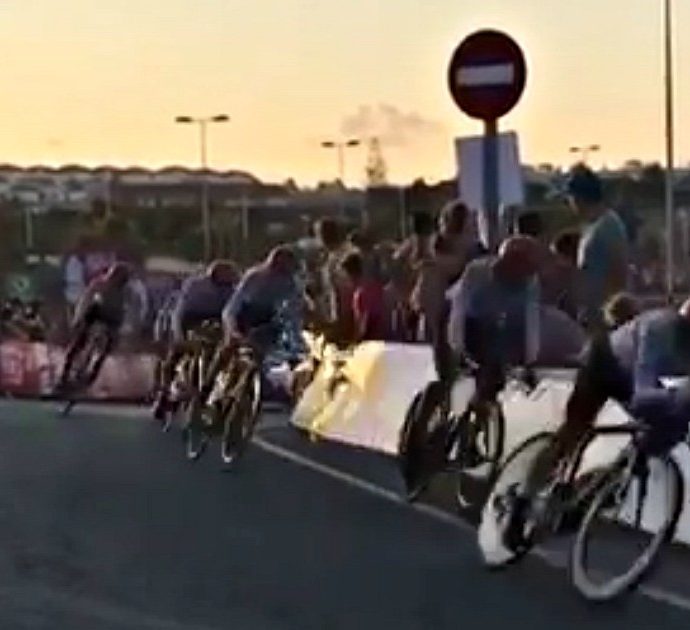 Ciclismo, parte con una brutta caduta la Vuelta di Fabio Aru: il compagno di squadra scivola in curva e trascina tutti gli altri