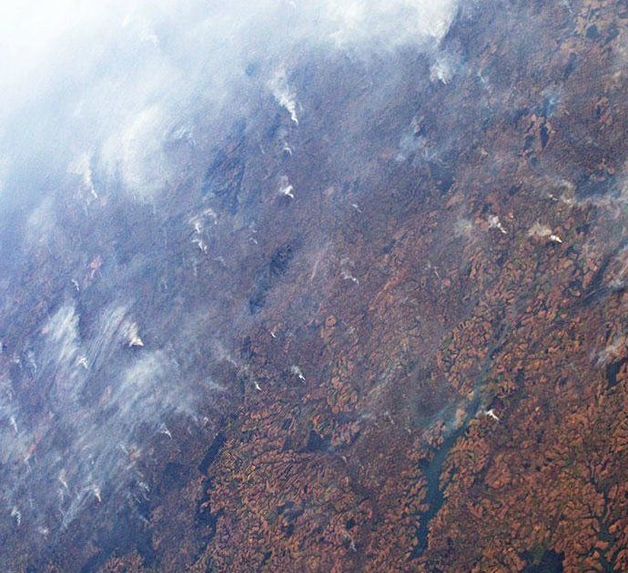 Luca Parmitano, l’astronauta fotografa la foresta amazzonica in fiamme: “Il fumo si vede per migliaia di chilometri”