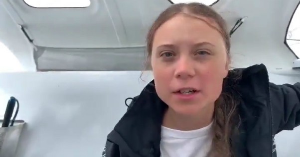 Traversata per il clima, Greta Thunberg tra le onde: “Siamo a 300 miglia da Nuova Scozia”