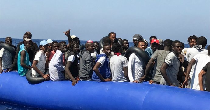 Migranti, naufragio al largo della Libia con 90 persone a bordo: “Si temono 40 morti”. Recuperati diversi corpi, anche bambini