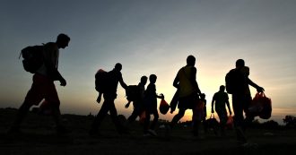 Copertina di ‘Migranti e lavoro’, un disastro lungo vent’anni che mina il futuro dell’Italia: 15 giuslavoristi spiegano perché e da dove bisogna ripartire