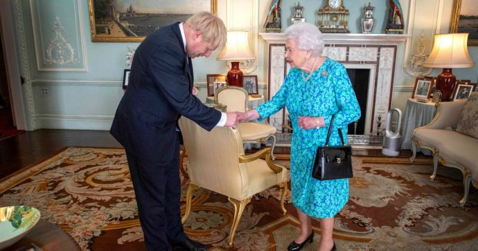 Brexit, la Regina autorizza lo stop voluto da Johnson: Parlamento chiuso per 5 settimane. Petizione contro raccoglie 1,5 milioni di firme