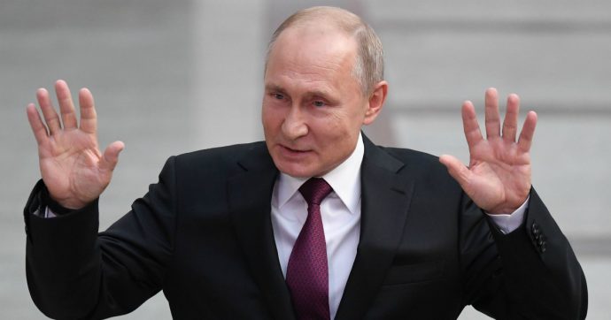 Russia, Vladimir Putin guida una moto senza casco ma la polizia non lo multa