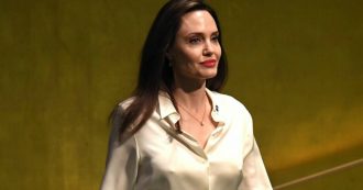 Copertina di Angelina Jolie rivela: “Il divorzio da Brad Pitt? L’ho fatto per i miei figli”