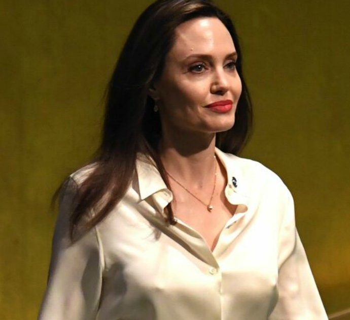 Angelina Jolie lancia un appello per il cessate il fuoco: “Gli attacchi di Hamas non giustificano le bombe di Israele su vite innocenti”