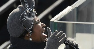 Copertina di Obama contro gli eredi di Aretha Franklin: vuole il cappello che usò al suo giuramento
