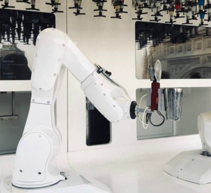 Milano, apre il primo bar robotico d’Italia: i drink li prepara un androide. E in Centrale c’è il cat café, dove vige la “legge felina”