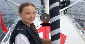 Copertina di Greta Thunberg, l’arrivo a New York dopo la traversata per il clima: “Terra! Vedo le luci”