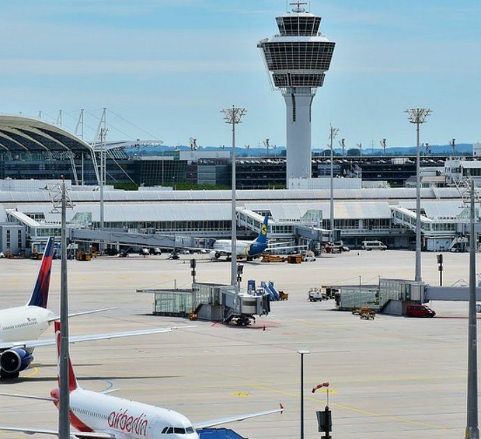 Apre la porta sbagliata, preme un pulsante e manda in tilt l’aeroporto di Monaco: 130 voli cancellati