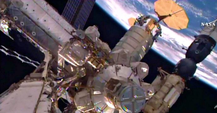Paura sulla stazione spaziale internazionale: l’accensione incontrollati dei motori del modulo russo provoca rotazione di 45 gradi