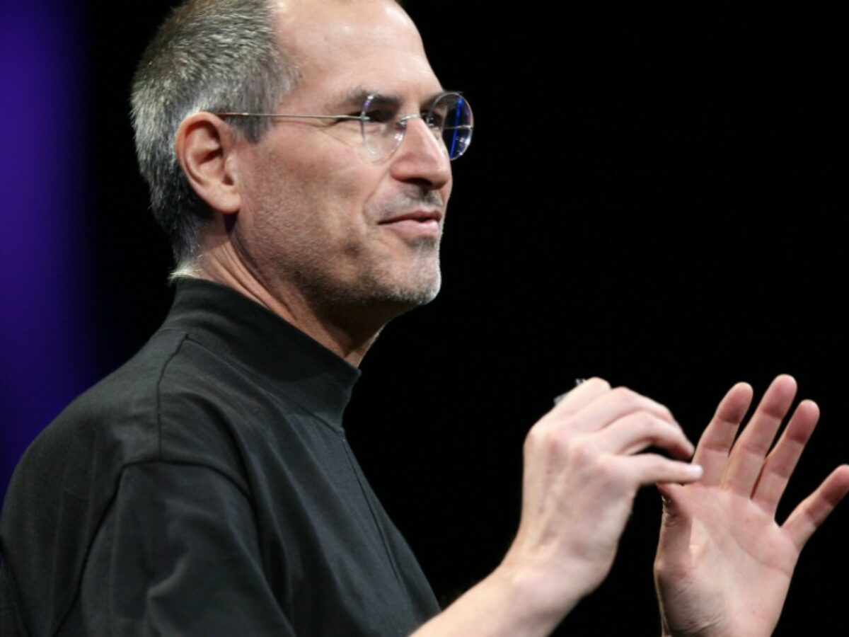 “Dolcevita nero, jeans e sneakers bianche riducono l’ansia nell’ambiente di lavoro”: la Generazione Z si ispira al look di Steve Jobs