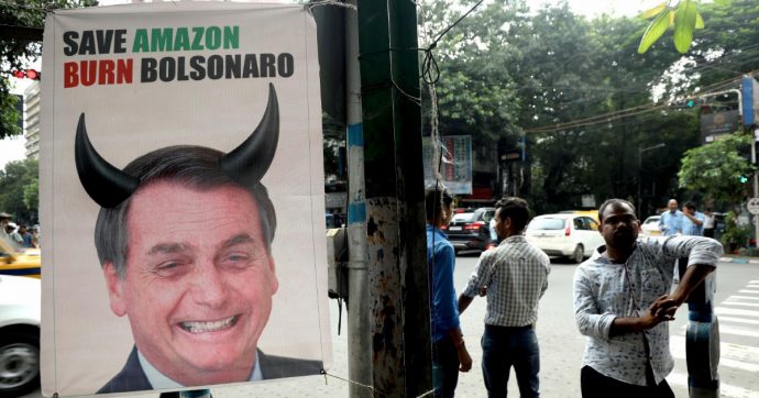 Amazzonia, Bolsonaro rifiuta i fondi: crisi con Parigi