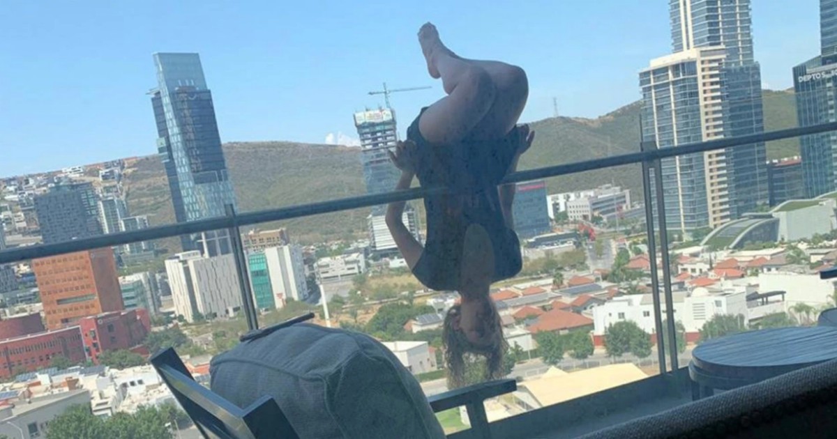 Fa yoga sul balcone e cade nel vuoto: 23enne si rompe 110 ossa