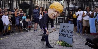 Copertina di Brexit, la corsa dei Labour per la sfiducia a Johnson: “I numeri ci sono”. Ma Boris non si dimetterebbe