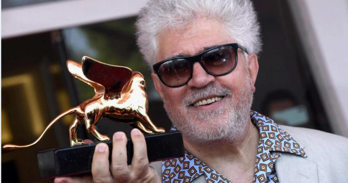 Mostra del cinema di Venezia 2019, un commosso Pedro Almodòvar riceve il Leone d’Oro alla Carriera