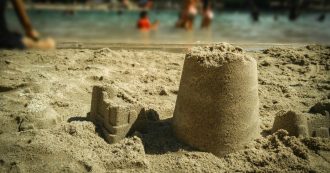 Copertina di Venezia, vietati i castelli di sabbia in spiaggia: “Sono pericolosi, ragioni di sicurezza”