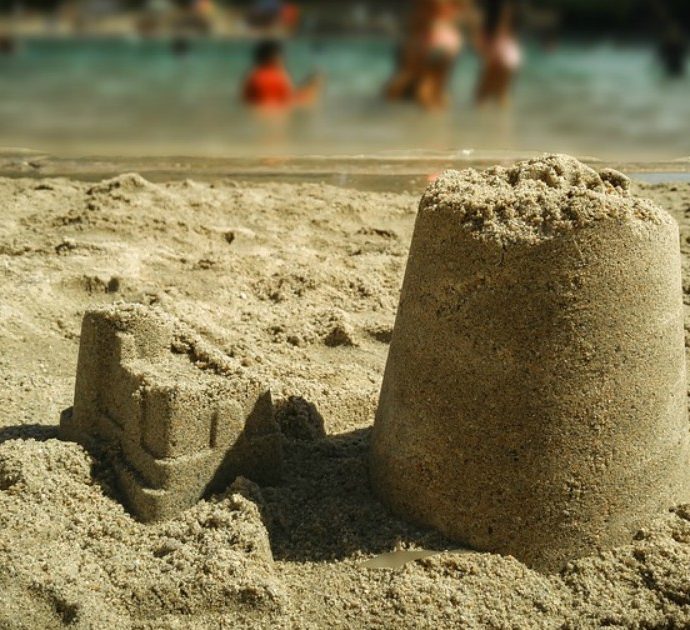Venezia, vietati i castelli di sabbia in spiaggia: “Sono pericolosi, ragioni di sicurezza”