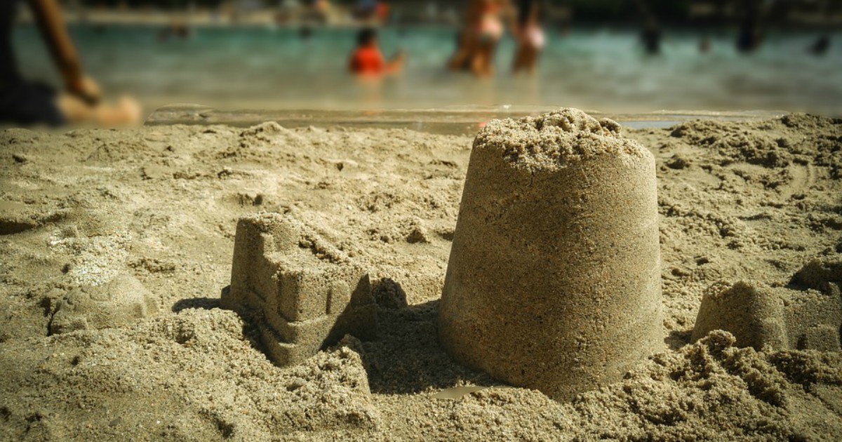 Venezia, vietati i castelli di sabbia in spiaggia: “Sono pericolosi, ragioni di sicurezza”