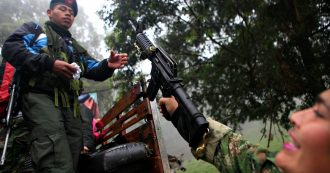 Copertina di Colombia, l’ex numero due delle Farc annuncia la ripresa della lotta armata: “Siamo stati costretti a riprendere le nostre armi”