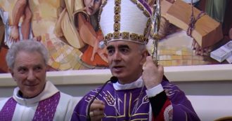 Copertina di Noto, il vescovo canta Mengoni a messa e fonda la ‘pop-theology’. E non è una provocazione