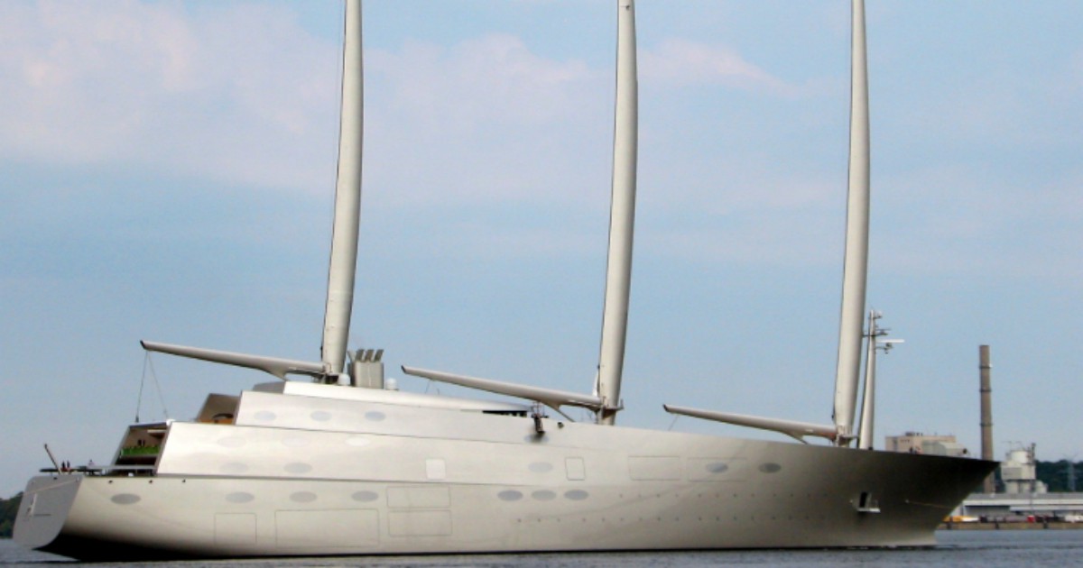 Nel golfo di Napoli lo yacht a vela più grande del mondo: 143 metri per 460 milioni di dollari di valore