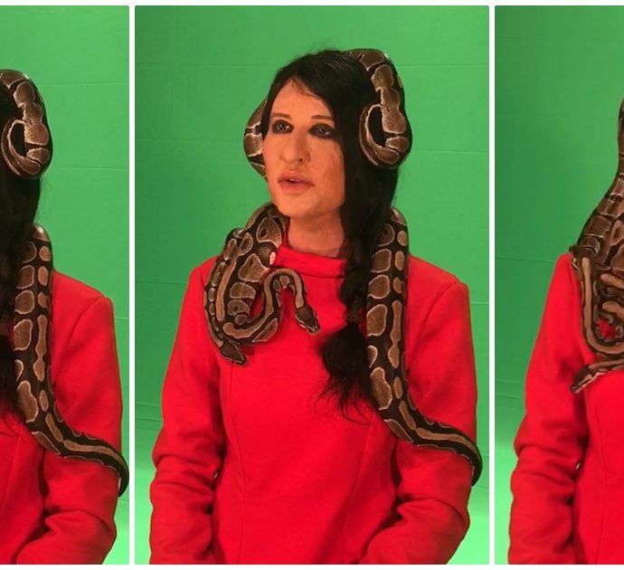 Cosa fa Virginia Raffaele coi serpenti in testa? Lo svela lei (con un’imitazione) alla fine del video