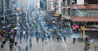 Copertina di Hong Kong, arrestati deputati e leader pro-democrazia. Annullata la marcia del 13° fine settimana di proteste: “Manifestanti a rischio”