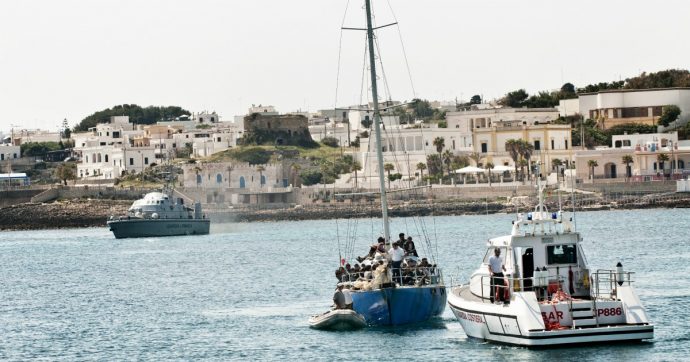 Migranti, in 62 sbarcano nel porto di Gallipoli: tra loro 9 minori non accompagnati