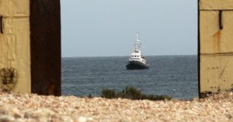 Copertina di Mare Jonio, portati viveri sulla nave dopo l’allarme lanciato dall’equipaggio: “Acqua finita, rifiuti e vestiti impregnati di benzina”