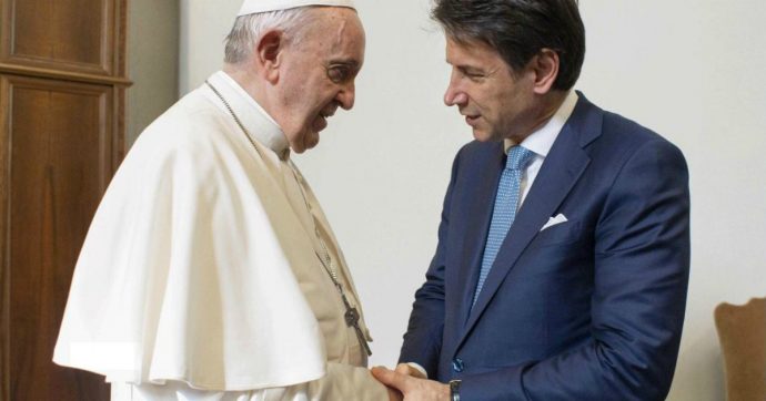 Giuseppe Conte incontra Papa Francesco in Vaticano al funerale del cardinale Silvestrini: saluti e strette di mano tra i due