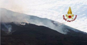 Copertina di Stromboli, nuove esplosioni e colate di lava: Protezione Civile alza il livello d’allarme ad arancione