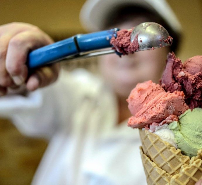 Roma, turista mangia un gelato e rischia di morire per shock anafilattico: “In ospedale in codice rosso, mi avevano detto che non c’erano le noci”
