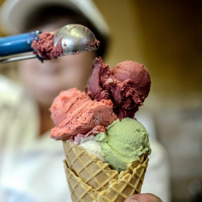Roma, turista mangia un gelato e rischia di morire per shock anafilattico: “In ospedale in codice rosso, mi avevano detto che non c’erano le noci”