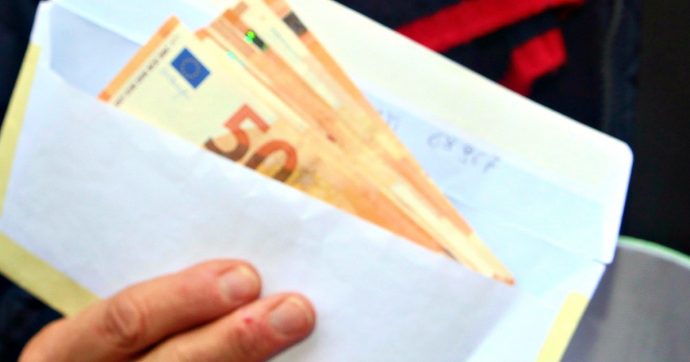 Germania, trova uno zaino con 16mila euro in contanti e lo restituisce al proprietario: “Non voglio nessuna ricompensa, è Natale”