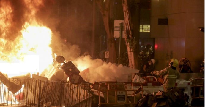 Hong Kong, in migliaia sfidano i divieti e scendono in piazza: scontri con la polizia nell’area del parlamento