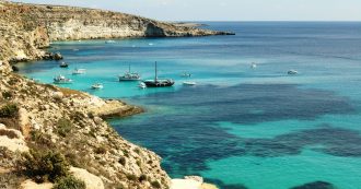 Copertina di Lampedusa, barca carica di turisti sbatte contro uno scoglio e affonda: nessun ferito