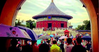 Copertina di File, turisti, maschi in bikini La Città (è davvero) Proibita