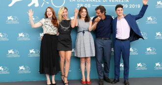 Copertina di Mostra del Cinema di Venezia, Vivere di Francesca Archibugi: commedia su tutti gli umani bisogni del mondo