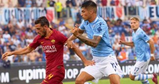 Copertina di Lazio-Roma 1-1, Luis Alberto risponde a Kolarov. Pali, traverse, gol annullati: emozioni e occasioni ma il derby non ha padrone