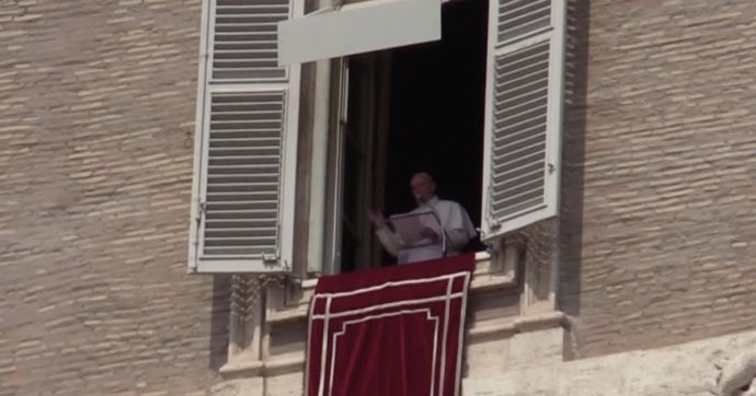 Coronavirus, anche il Vaticano si adegua e conferma: “L’Angelus e l’udienza generale del Papa solo in streaming video”