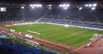 Copertina di Lazio-Roma, massima allerta per il derby: un migliaio di tifosi laziali a Ponte Milvio, fumogeni e cori contro i romanisti