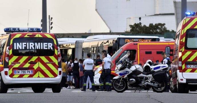 Lione, colpisce alla cieca: un morto e otto feriti