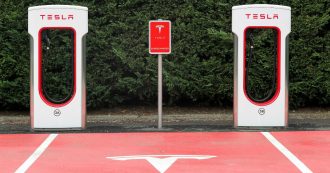Copertina di Tesla, le colonnine Supercharger da 150 kW saranno disponibili anche in Europa