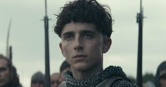 Copertina di “The King” con Chalamet incoronato Enrico V: quando il potere è nelle mani dei giovani. Da novembre su Netflix