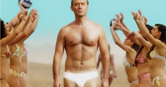 Copertina di Jude Law: “Lo slip bianco non è la cosa più piccola che indosso in The New Pope”