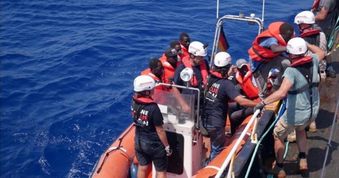 Tre nuovi evacuati dalla Mare Jonio: a bordo restano ancora 31 naufraghi