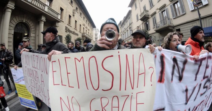 Copertina di Italiani formiche, schiacciati da banche e intermediari