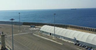 Copertina di Civitavecchia, quasi 900 passeggeri bloccati su un traghetto in porto: “Si è rotto il portellone”. Sbarco completato dopo più di 8 ore