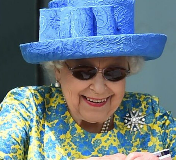 La regina Elisabetta in forma smagliante: eccola fotografata a cavallo