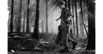 Copertina di Mostra del Cinema di Venezia, “L’uccello dipinto” di Marhoul: due ore e quarantanove sempre con carni spappolate e maciullate